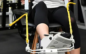 美脚のための下腿部のアライメント不良である下腿外旋症候群に対する矯正運動器具。